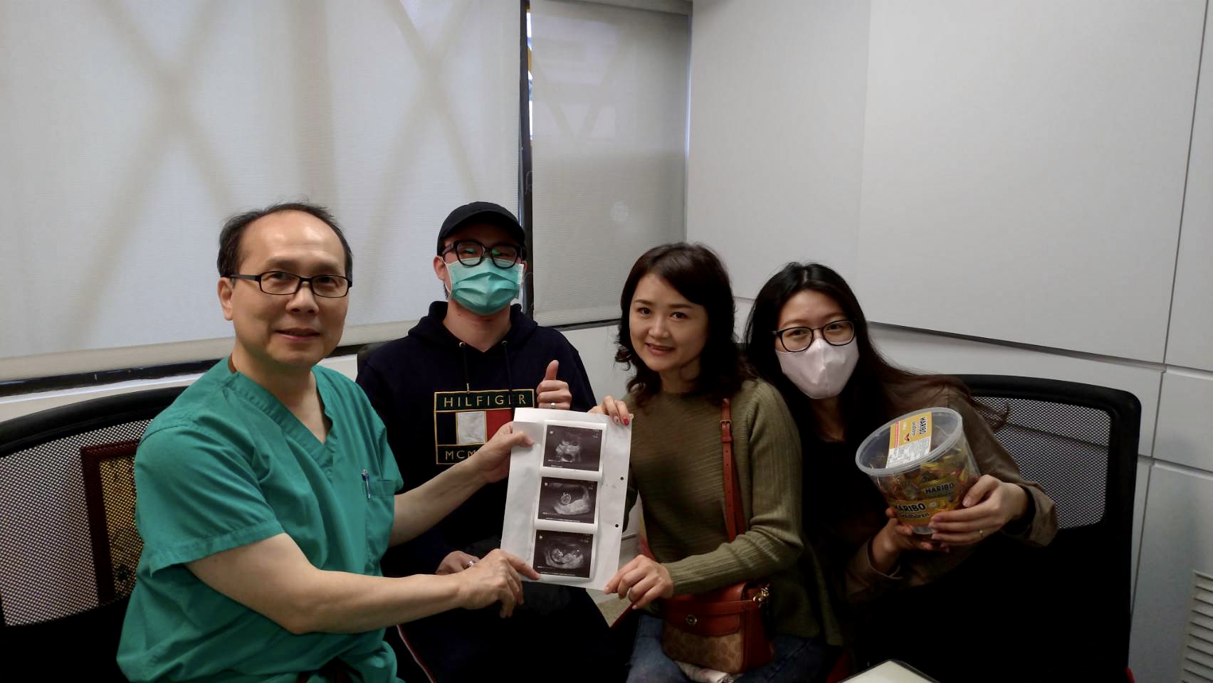 婆婆驚訝地說”黃建榮醫師!是25年前幫我接生的醫生耶!!”聽了黃院長的安排到醫院做了更詳細更進一步的檢查,也在次確認了自己的檢查都是正常的,院長高明的技術讓我們吃了一個月的排卵藥就順利懷孕了!
