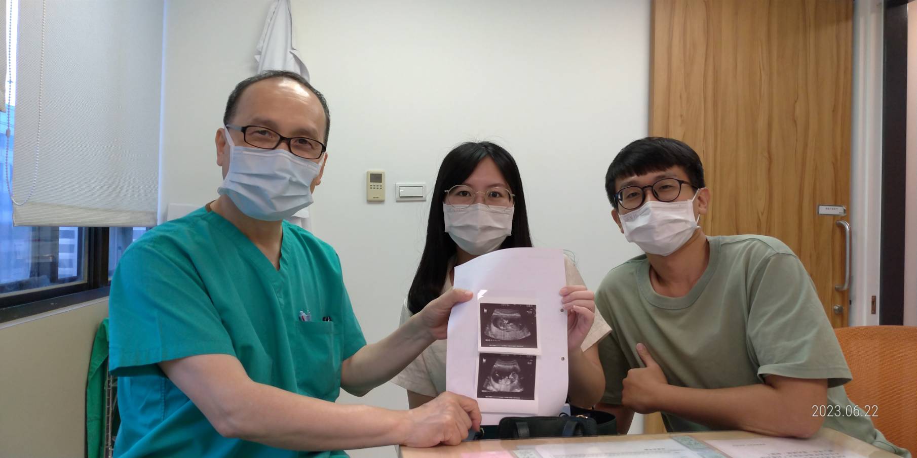 有去醫院做了檢查,檢查結果雙方都沒什麼問題,於是又自行試了一陣子,始終沒有消息,終於在2021年時來到黃建榮婦產科診所開始進行療程。