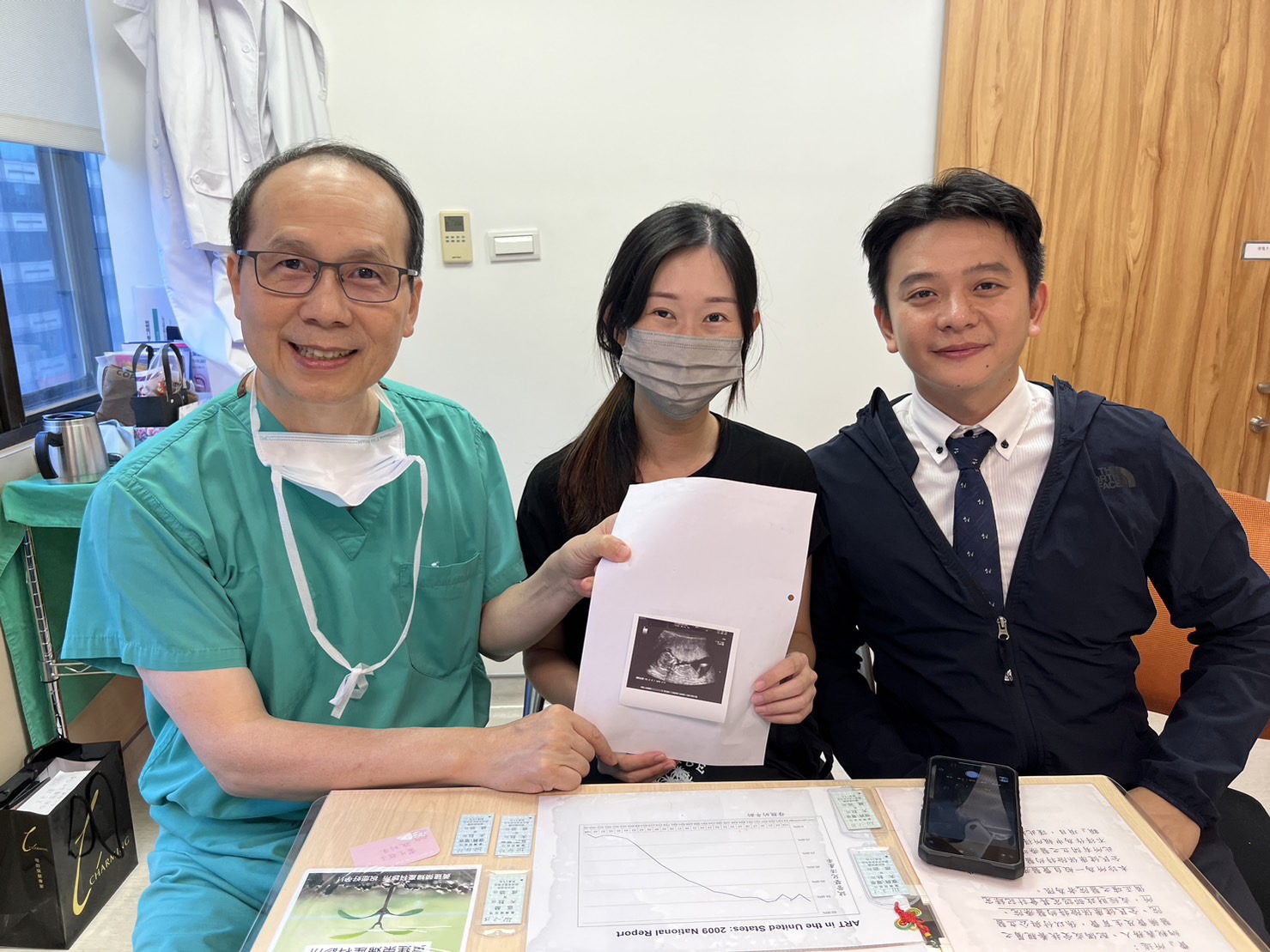 因本身有兩三顆小的子宮肌瘤,做了子宫鏡檢查肌瘤的位置對懷孕著床影響不大,之後在家附近的醫院嘗試了三次口服排卵藥及打破卵針後採取自然同房方式失敗