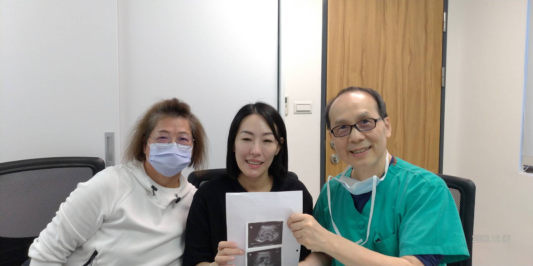 這位好朋友今年42歲,經歷過多次的人工及試管療程但都未能成功,她的卵巢功能不錯AMH:2.97,每次取卵約可取到10顆左右的卵子,胚胎切片的結果大多都是異常僅有一顆式鑲嵌型,最後放了CC等級為切片的囊